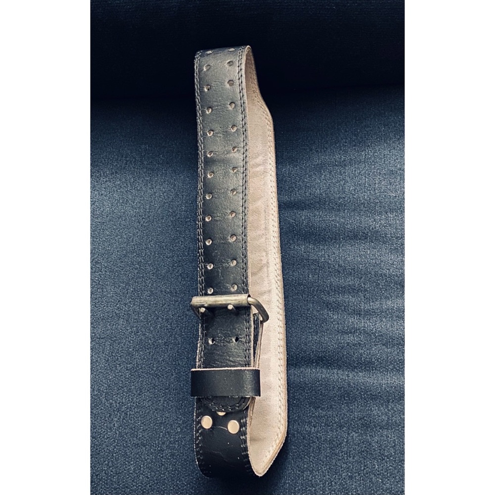 Gold’s Gym Black Weightlifting Belt.